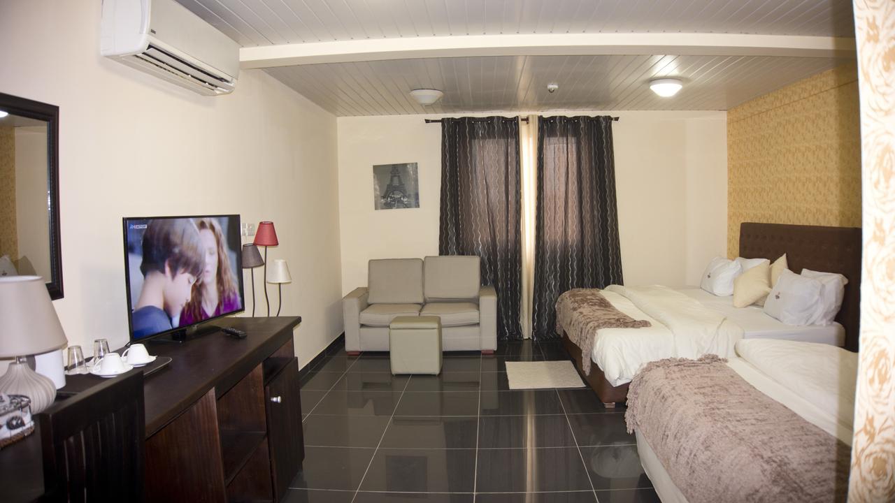 M Suites Hotel 阿克拉 外观 照片