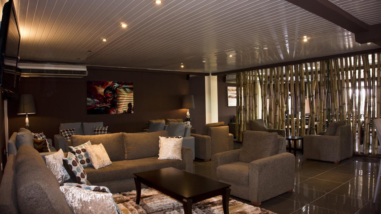 M Suites Hotel 阿克拉 外观 照片