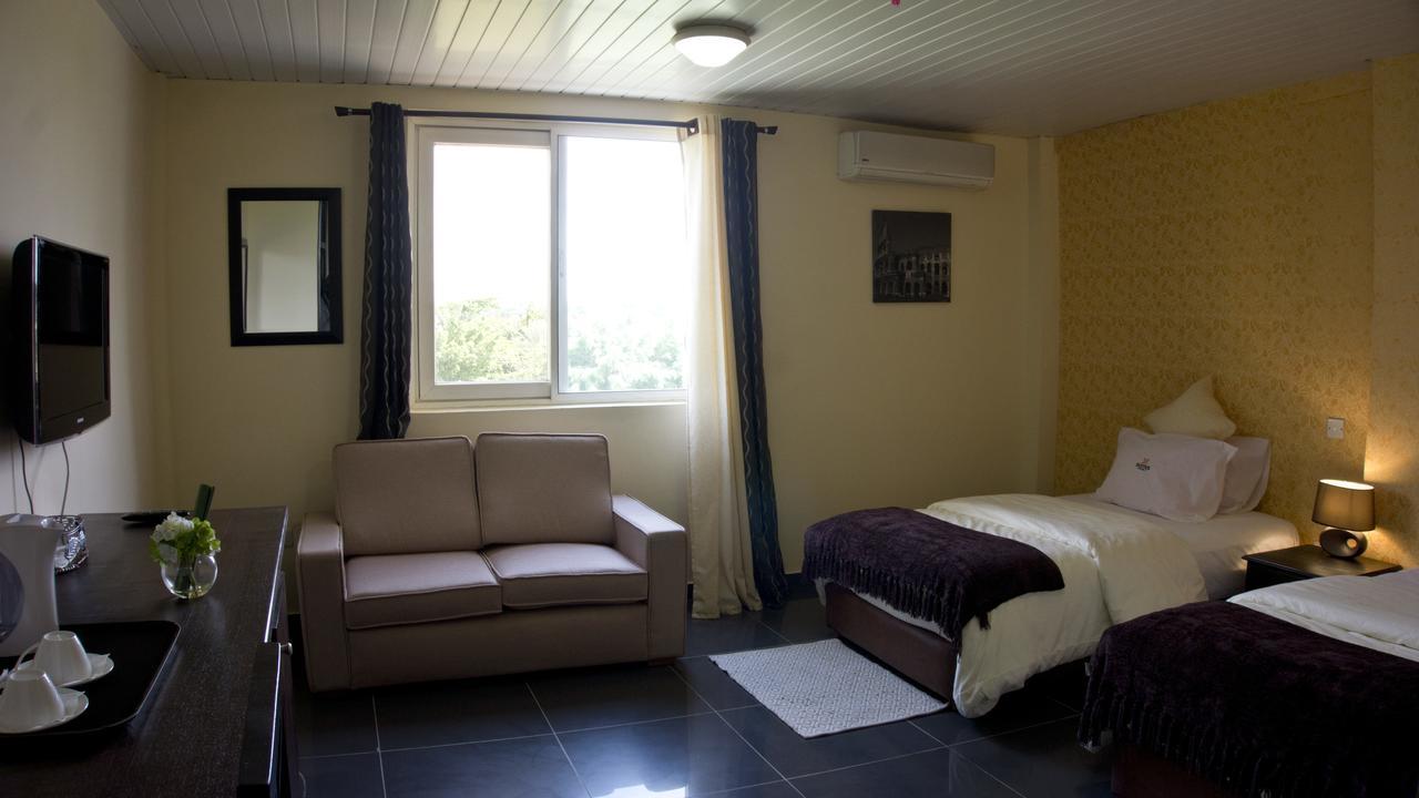 M Suites Hotel 阿克拉 外观 照片