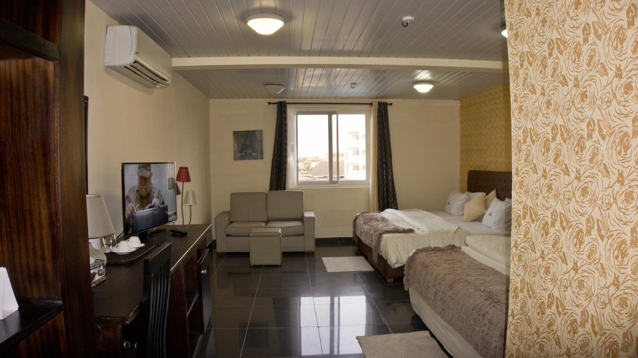 M Suites Hotel 阿克拉 外观 照片