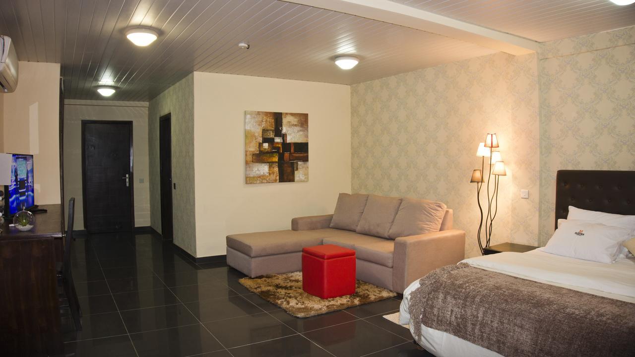 M Suites Hotel 阿克拉 外观 照片