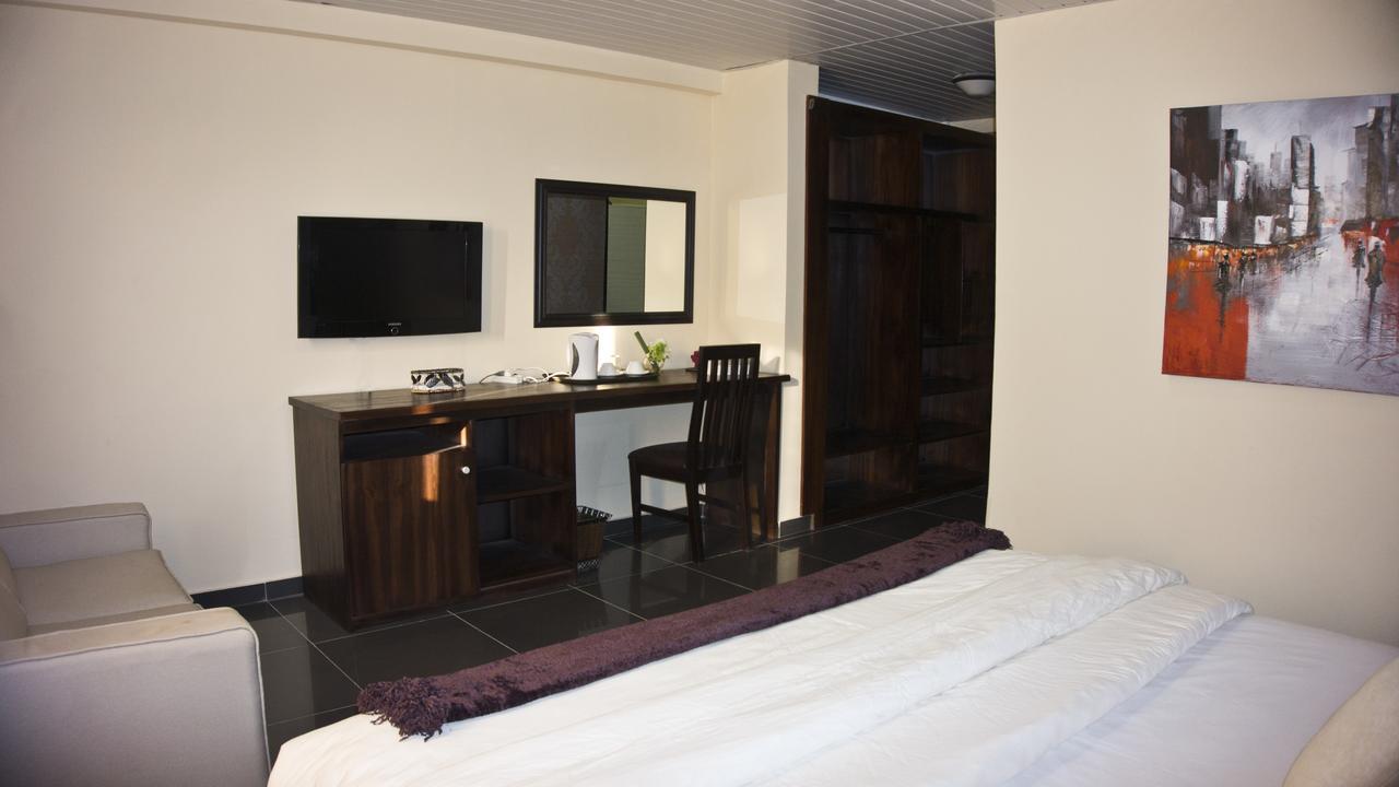 M Suites Hotel 阿克拉 外观 照片